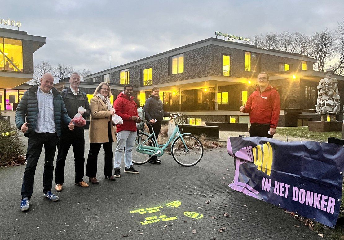 Fietsverlichtingscampagne ‘Aan in het donker’ bij school in de schemering