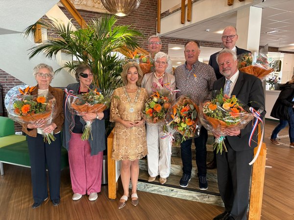 Gedecoreerden en burgemeester Blom