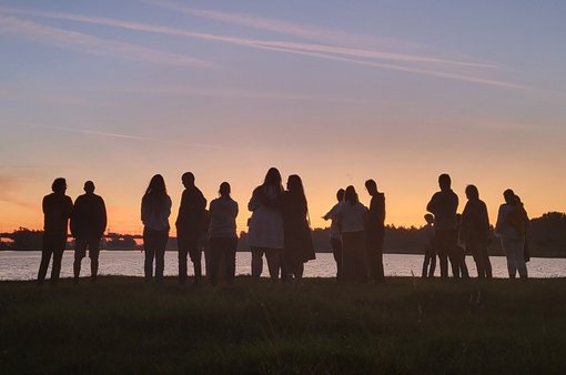 Mensen die lopen naar het licht