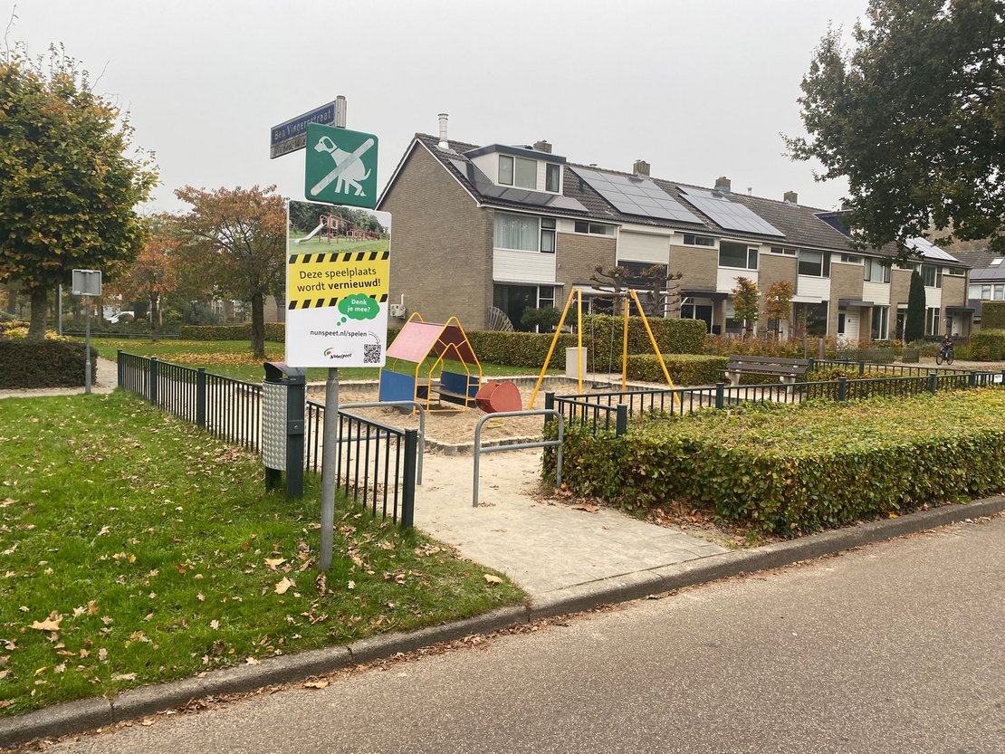 Speeltuin Oosteinderweg met een poster waarop staat 'Deze speeltuin wordt vernieuwd!'
