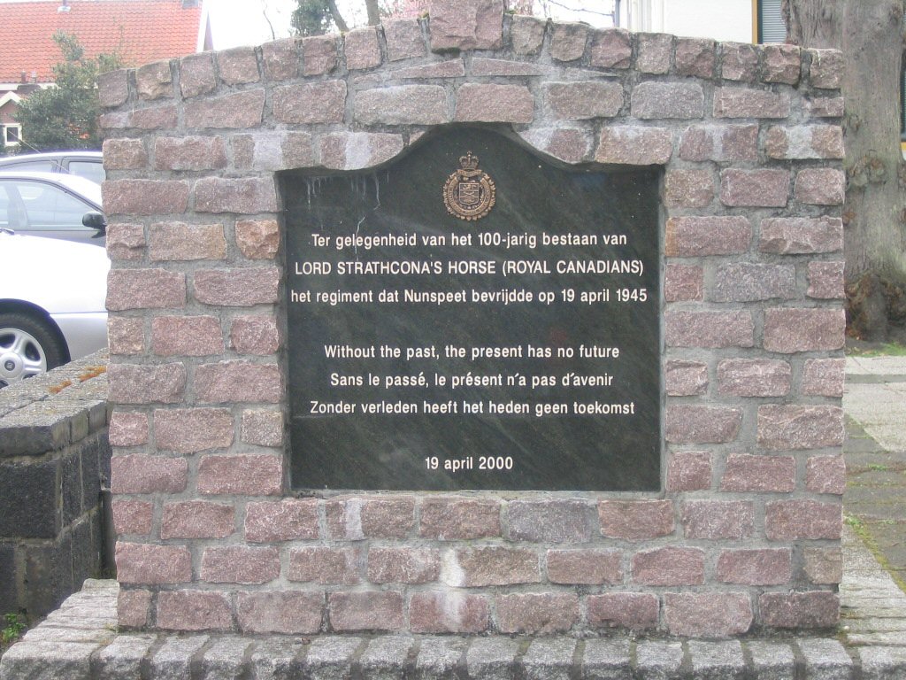 Monument ter gelegenheid 100 jarig bestaan van het regiment dat Nunspeet bevrijdde op 19 april 1945 